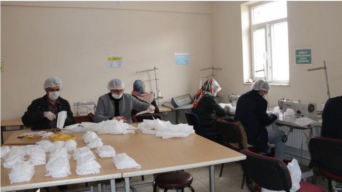 Muradiye'de Çeşitli Mesleklerden Gönüllülerin Ürettiği Maskeler Kurumlara Dağıtılıyor
