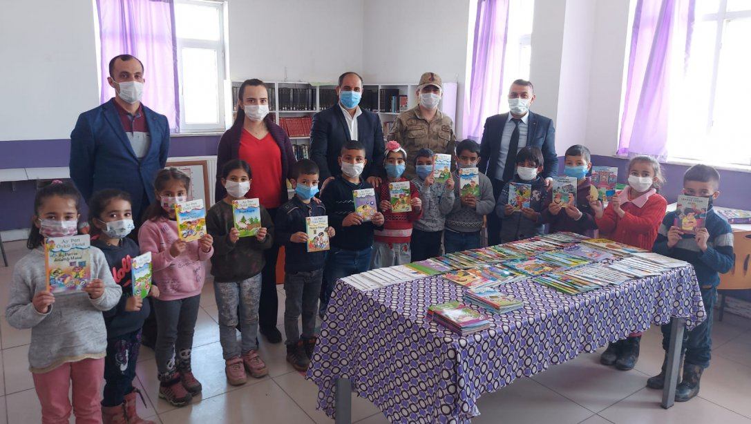 Devetaş Menşure İdris Erdoğan İlkokulu Kütüphanesine Kitap Yardımı