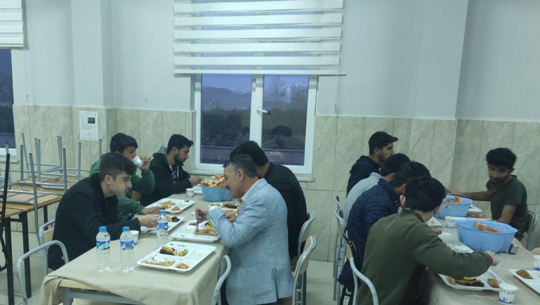 İlçe Milli Eğitim Müdürümüz Yüksel ZORLU, Alpaslan Fen Lisesi  öğrencileri ile iftar yemeğinde bir araya geldi