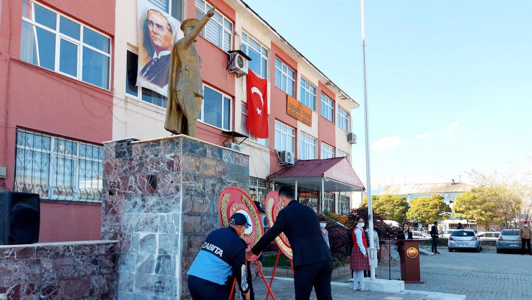 29 Ekim Cumhuriyet Bayramı 98.yıl kutlamaları Atatürk Anıtına çelenk sunulması ile başladı.