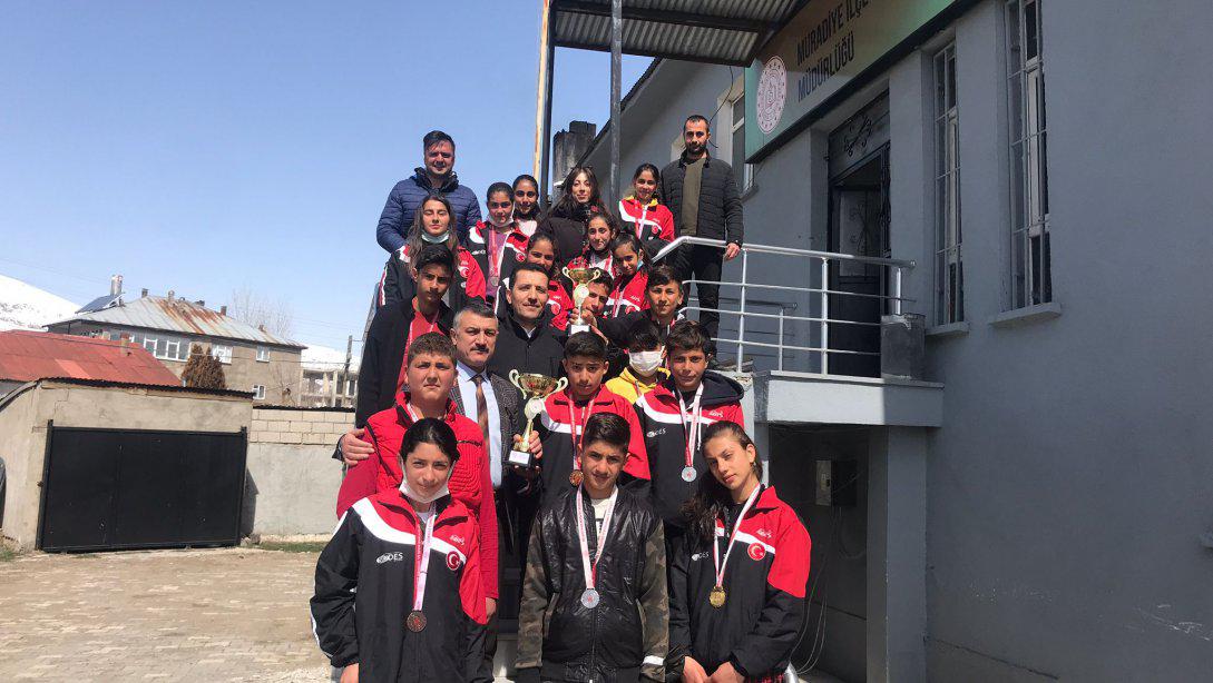 Van'da düzenlenen Atletizm Müsabakalarında Yavuz Selim Ortaokulu öğrencileri farklı dallarda dereceler kazandı.